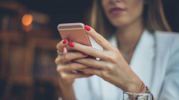 Mulher Navegando Na Internet pelo Celular