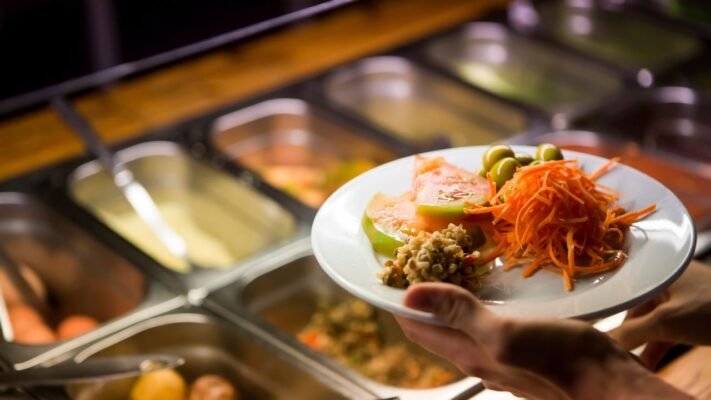 como escolher entre prato feito e comida por quilo